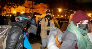 Protestas estudiantiles mayormente acalladas; arrestos en campus en Virginia