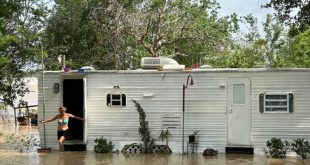 Rescatan a cientos de personas de inundaciones en Texas y se esperan más lluvias