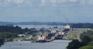 Un petrolero con bandera panameña es atacado frente a las costas de Yemen, dice empresa de seguridad