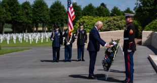 Biden cierra su viaje a Francia con visita a un cementerio militar estadounidense