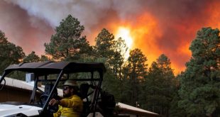 Caída de temperaturas y lluvia podrían ayudar a controlar incendios en Nuevo México