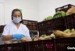 Un trabajador prepara alimentos para distribución en instalaciones de la Asociación de Bancos de Alimentos de Colombia. [Foto: Cortesía Abaco]