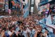 Miles de argentinos se juntaron en Times Square para alentar a la selección y saludar a Messi en su cumpleaños.
