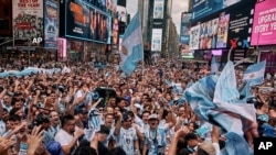 Miles de argentinos se juntaron en Times Square para alentar a la selección y saludar a Messi en su cumpleaños.
