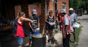 Ejército argentino comienza a repartir miles de kilos de alimentos mientras crece la pobreza