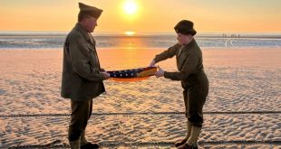 El presidente Joe Biden participa en la ceremonia de recordación del Día D en la playa Omaha en Normandía