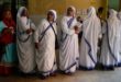 Las monjas de las Misioneras de la Caridad, la orden fundada por la Madre Teresa, hacen cola para emitir su voto durante la última ronda de una elección nacional de seis semanas de duración, en Calcuta, India, el 1 de junio de 2024.