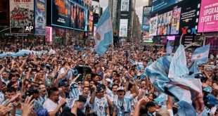 Miles de argentinos se juntaron en Times Square para alentar a la selección y saludar a Messi en su cumpleaños.