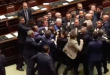 Un diputado italiano fue atacado a golpes por varios parlamentarios: debió ser retirado en silla de ruedas