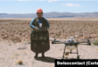 La aimara Yessica Yana aprendió a manejar un dron de aspersión de alta tecnología, lo que la ha convertido en pionera entre los miembros de su pequeña comunidad indígena del altiplano boliviano.