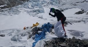 El campamento más elevado del monte Everest está lleno de basura congelada, que llevará años quitar