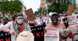 Milwaukee: Cientos de activistas protestan en parque frente a Convención Nacional Republicana