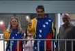 El presidente venezolano Nicolás Maduro enciende la luz de su teléfono, al igual de su esposa, Cilia Flores, al votar en Caracas, este 28 de julio de 2024.