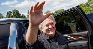 Steve Bannon, aliado de Trump, llega a prisión tras ser condenado por desacato