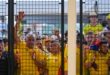 Los fanáticos esperan para ingresar al estadio antes del partido final de fútbol de la Copa América entre Argentina y Colombia en Miami Gardens, Florida, el domingo 14 de julio de 2024.