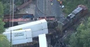 Chocan y se descarrilan 2 trenes de carga en Colorado; dañan puente y derraman combustible