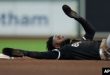 Luis Robert Jr., de los Medias Blancas de Chicago, reacciona tras ser sorprendido robando la segunda base durante la sexta entrada del partido de béisbol contra los Astros de Houston, l sábado 17 de agosto de 2024, en Houston. (AP Photo/Kevin M. Cox)