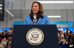 La candidata presidencial demócrata Kamala Harris,habla en un evento de campaña en el Centro Hendrick para la Excelencia Automotriz en el campus Scott Northern Wake del Wake Tech Community College en Raleigh, Carolina del Norte, el viernes 16 de agosto de 2024.