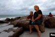 Una señora y su nieto miran el clima nublado en la plata de Saint Pete, en Florida, el domingo 4 de agosto.