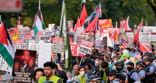 Manifestantes pro-palestinos condenan la guerra en Gaza mientras delegados abandonan la Convención Nacional Demócrata