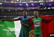 El medallista de plata Pedro Pichardo (derecha), compitiendo por Portugal, y el medallista de bronce, Andy Díaz Hernández, por Italia, celebran después de la final de triple salto masculino en los Juegos Olímpicos de París 2024. (Ben STANSALL / AFP)