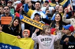 Miembros de la comunidad venezolana protestan contra los recientes resultados electorales en Venezuela durante una manifestación en Melbourne, Australia, el 17 de agosto de 2024.