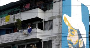 Con murales, artistas buscan borrar huellas de la violencia en una colonia de El Salvador