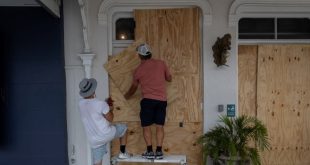 Habitantes de la Florida se preparan para la llegada del ciclón Helene