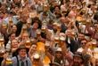 Disfrute de los primeros vasos de cerveza en el primer día del 189º festival de cerveza 'Oktoberfest' en Múnich, Alemania, el sábado 21 de septiembre de 2024.