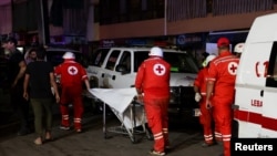 Los médicos caminan junto a las ambulancias cerca del lugar de un ataque israelí en los suburbios del sur de Beirut, Líbano, el 20 de septiembre de 2024.