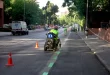 Un operario de movilidad del Ayuntamiento de Madrid pintando la nueva zona SER en el distrito de Chamartín.