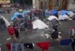 Migrantes se reúnen en un campamento de tiendas de campaña instalado en la plaza de la parroquia católica Santa Cruz y La Soledad, en el barrio de La Merced de la Ciudad de México, el 26 de diciembre de 2023. (Foto AP/Marco Ugarte, Archivo)