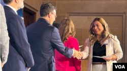 La inmigrante salvadoreña María Hernández recibe el certificado que la acredita como ciudadana de Estados Unidos en una ceremonia especial realizada en la sede de la Fundación de la Cámara de Comercio de EEUU, 17 de septiembre de 2024. [Foto: Tomás Guevara / VOA]