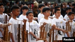 Niños esperan al papa Francisco fuera de la Catedral de Nuestra Señora de la Asunción en Yakarta, Indonesia, el 4 de septiembre de 2024. REUTERS/Guglielmo Mangiapane