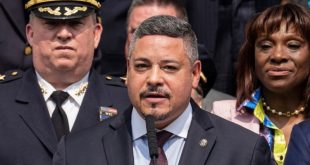 Renuncia jefe policial de Ciudad de Nueva York en medio de investigación federal