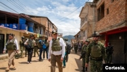 El ministro de Defensa de Colombia, Iván Velásquez, en una de las calles de El Plateado, tras la operación militar del ejército colombiano que se hizo con el control del pueblo. [Foto: Cortesía: Ejército de Colombia].