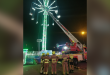 Bomberos de Zaragoza con la autoescala frente a la atracción.