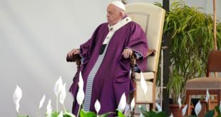 El papa Francisco reza ante tumbas de niños no nacidos antes de la misa de Día de los Muertos