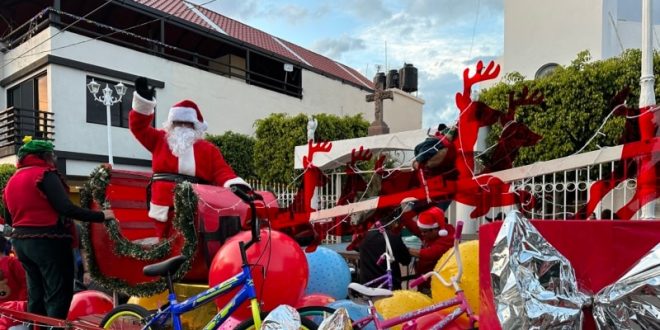 Cómo una caravana de Santa Claus alegra un pueblo de México 