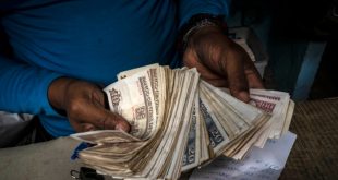 El precio del dólar en Cuba cae por debajo de los 300 pesos