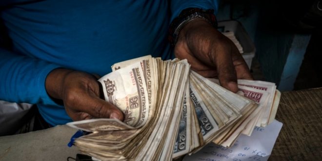 El precio del dólar en Cuba cae por debajo de los 300 pesos