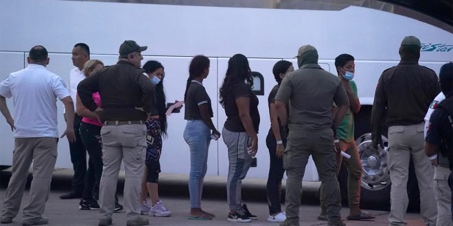 Migrantes mexicanos tendrán «botón de pánico» para alertar sobre detenciones