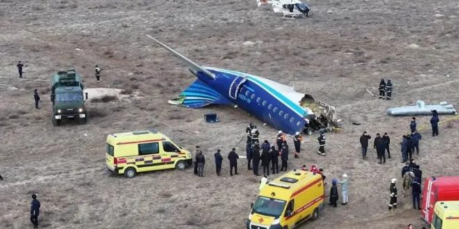 Mueren decenas de personas y sobreviven al menos 30 al estrellarse un avión de pasajeros en Kazajistán