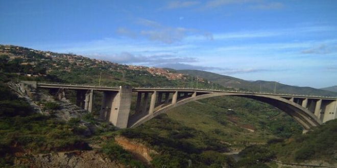 Autopista Caracas-La Guaira: Hombre cae al vacío desde el primer viaducto