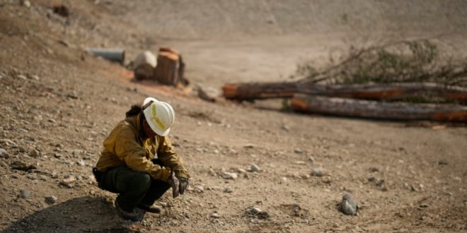 Bomberos de Navajo Nation luchan contra los incendios en Los Ángeles