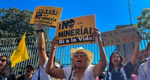 Cientos de salvadoreños protestan por ley de minería metálica impulsada por Nayib Bukele