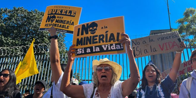 Cientos de salvadoreños protestan por ley de minería metálica impulsada por Nayib Bukele