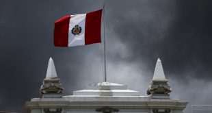 Congreso de Perú prohíbe minifalda y pantalón corto a trabajadoras