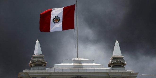 Congreso de Perú prohíbe minifalda y pantalón corto a trabajadoras