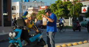 Cuba recibe el 2025 con apagones y una crítica escasez de combustible: "Todo es un caos"